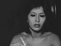 Women smoke laziv